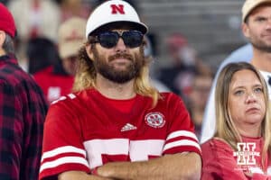 Fanoušek Nebrasky Cornhusker se během školního fotbalového zápasu proti UCLA Bruins v sobotu 8. listopadu 2025 v Pasadeně v Kalifornii chová pěkně chladně. Foto John S. Peterson.