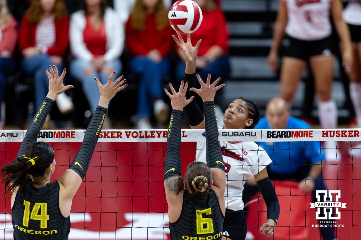 Landfair Leads No. 1 Nebraska Volleyball to Sweep over Oregon