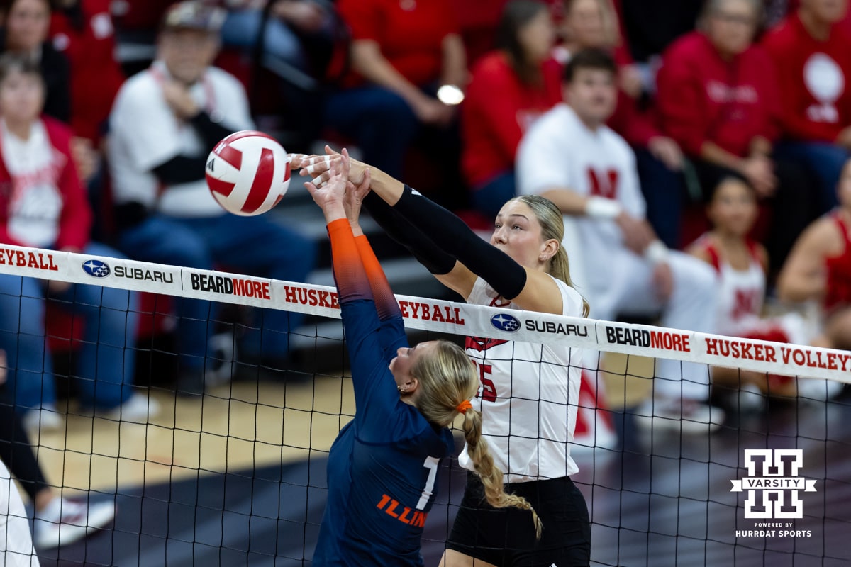 Perfect Jackson Leads No. 1 Nebraska Volleyball to Season-High Hitting 3-0 Win Over Illinois
